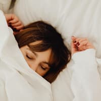 Frau schläft Frau schläft