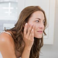 Wer zu großen Poren und fettiger Haut neigt, sollte unbedingt die richtige Pflege anwenden.