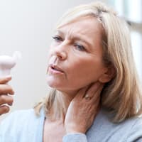 In den Wechseljahren kommt es oft zu Hitzewallungen Frau kämpft mit Hitzewallungen in den Wechseljahren