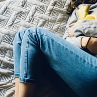 Bei einer Blasenentzüdung kann eine Wärmflasche guttun und die Schmerzen lindern.