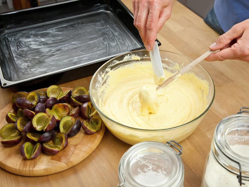 Backrezepte für Blechkuchen lassen sich ganz einfach für andere Größen umrechnen.