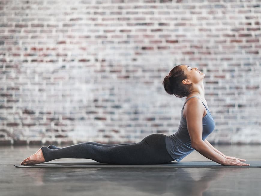 Die Kobra: Legen Sie sich auf den Bauch. Die Füße locker auflegen und die Hände in Brusthöhe aufsetzen. Richten Sie nun den Oberkörper langsam und bewusst Wirbel für Wirbel auf recken den Kopf nach oben. Atmen Sie gleichmäßig weiter und halten sie die Position für etwa eine halbe Minute. Dann wieder Wirbel für Wirbel Richtung Boden absenken.
