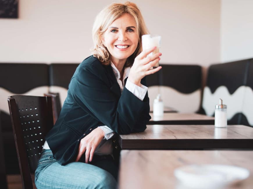 Frau im Kaffee mit Kaffee